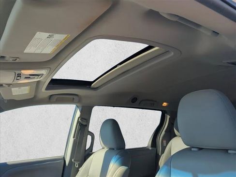 Used 2015 Toyota Sienna XLE image 22
