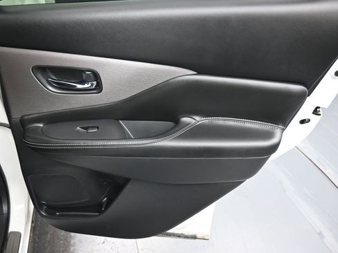 Used 2022 Nissan Murano SV w/ SV Midnight Edition Package image 17