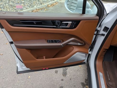 Used 2023 Porsche Cayenne Turbo S image 12