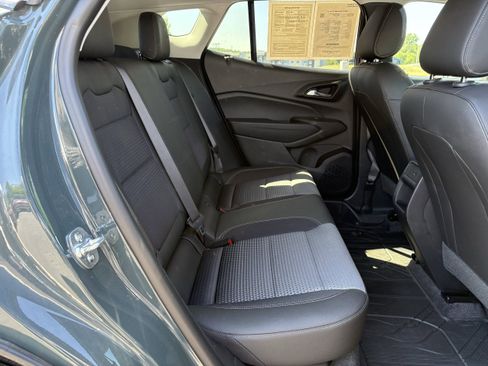 Used 2025 Chevrolet Trax LT FWD image 8