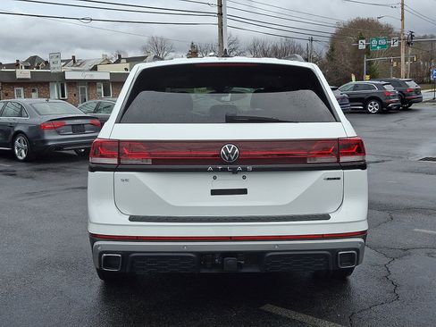 Used 2024 Volkswagen Atlas Peak Edition SE image 5