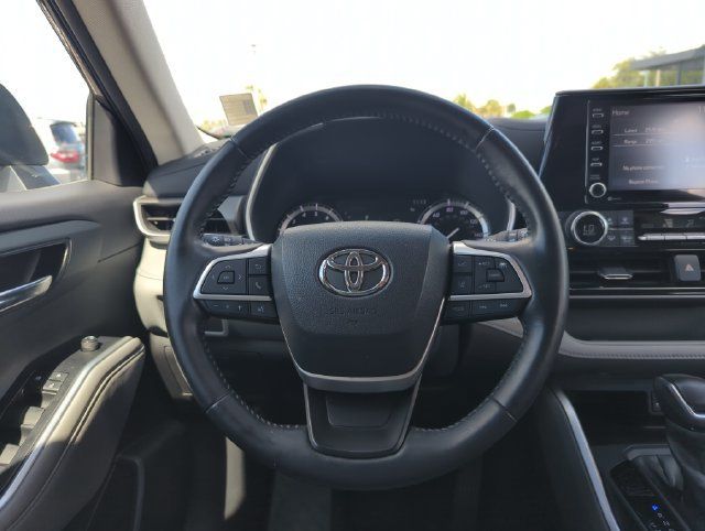 Used 2022 Toyota Highlander XLE FWD image 26