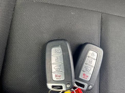 Used 2017 Hyundai Veloster Value Edition image 30