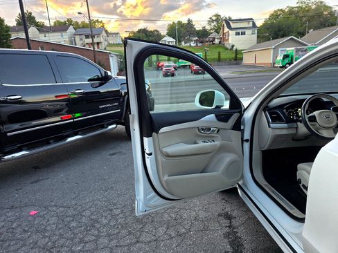 Used 2018 Volvo XC90 T6 Momentum w/ Convenience Package image 10