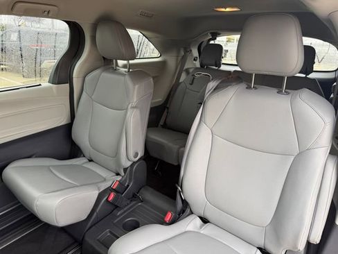 Used 2024 Toyota Sienna XLE image 31
