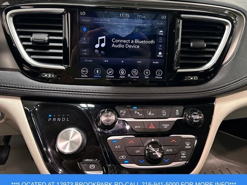 Used 2018 Chrysler Pacifica Limited FWD image 16
