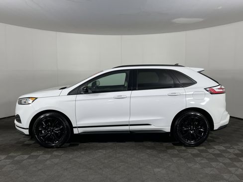 Used 2022 Ford Edge SE w/ Black Appearance Package image 3
