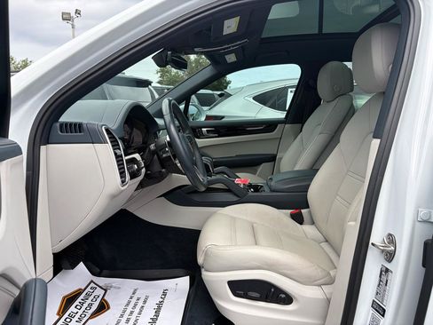 Used 2023 Porsche Cayenne AWD/4WD image 6
