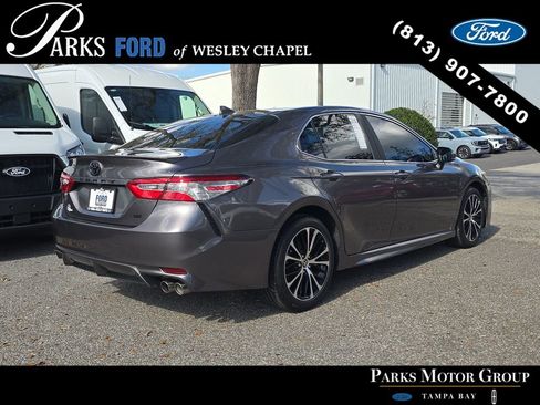 Used 2020 Toyota Camry SE image 4