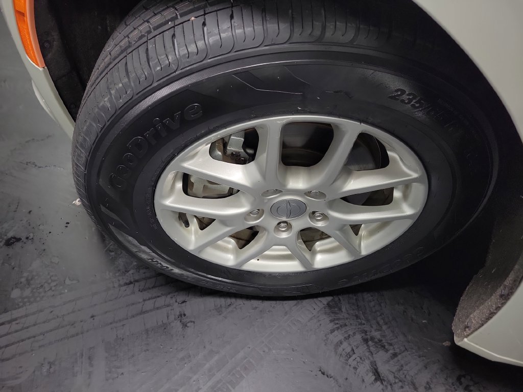 Used 2020 Chrysler Pacifica Touring FWD image 14