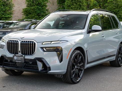Used 2024 BMW X7 xDrive40i w/ M Sport Package AWD/4WD image 3