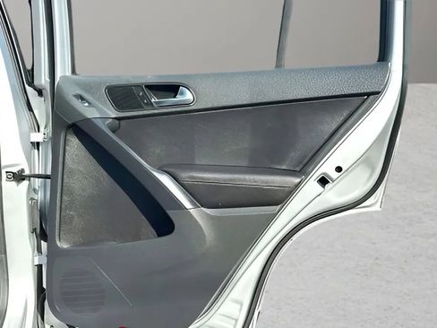 Used 2016 Volkswagen Tiguan S image 42