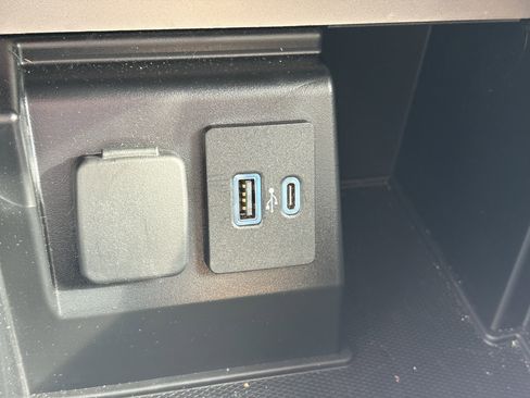 Used 2020 Ford Explorer XLT image 10