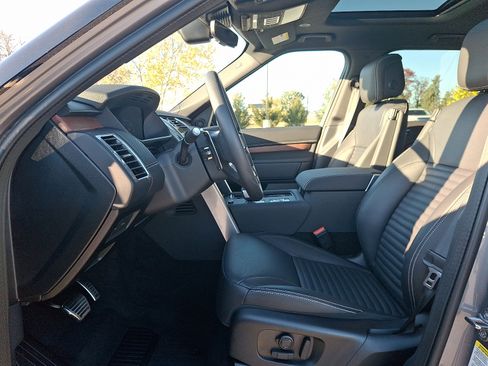 Used 2025 Land Rover Discovery Dynamic SE image 13