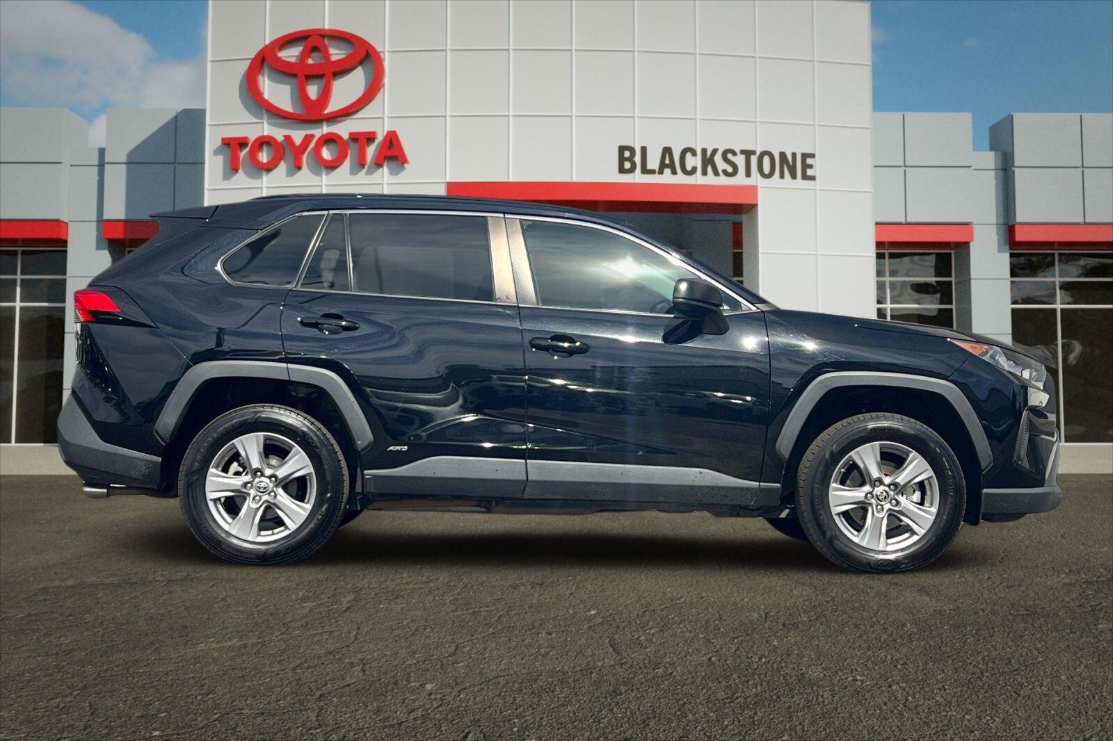 Certified 2022 Toyota RAV4 LE AWD/4WD image 2