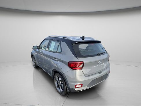 Used 2022 Hyundai Venue Limited image 5