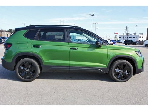 Certified 2025 Volkswagen Taos SE FWD image 8