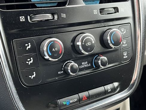 Used 2019 Dodge Grand Caravan SXT FWD image 25