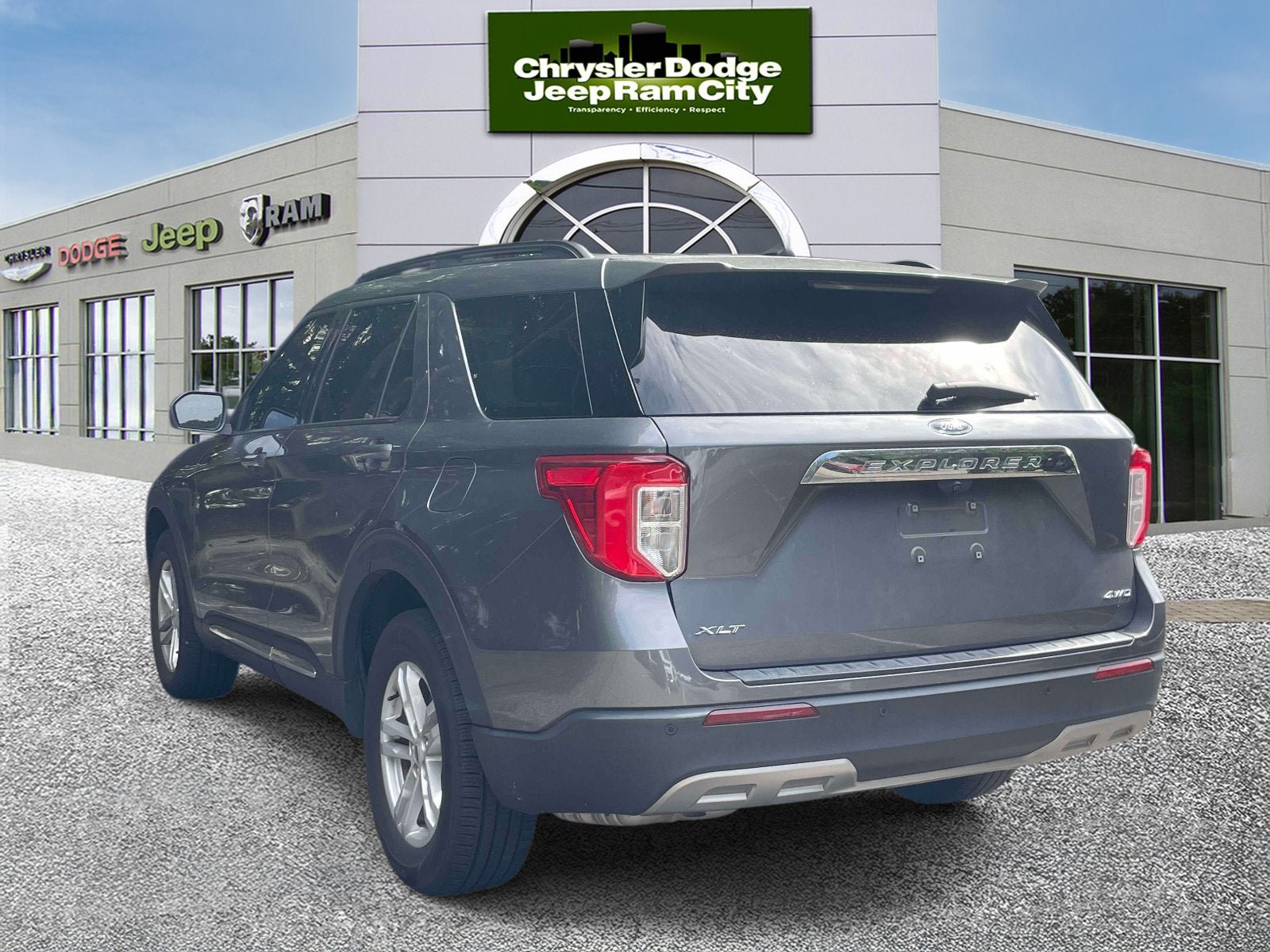 Used 2022 Ford Explorer XLT w/ Equipment Group 202A AWD/4WD image 8
