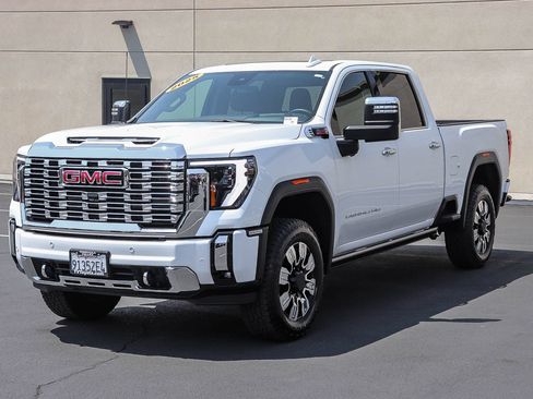 Used 2025 GMC Sierra 2500 Denali w/ Denali Reserve Package AWD/4WD image 3