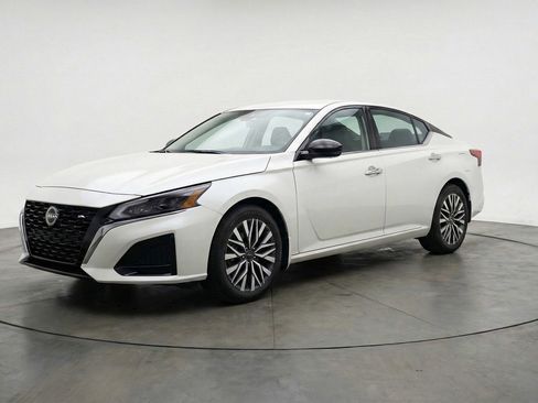 Used 2025 Nissan Altima 2.5 SV FWD image 3