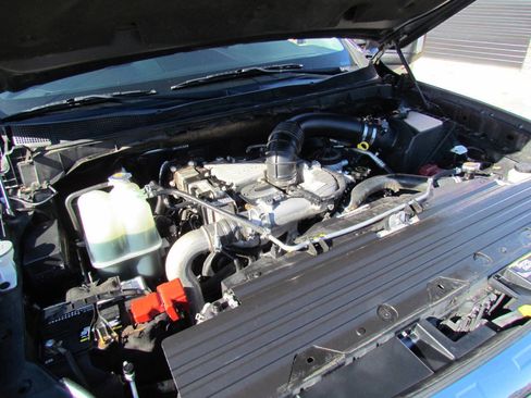 Used 2017 Nissan Titan SV image 23