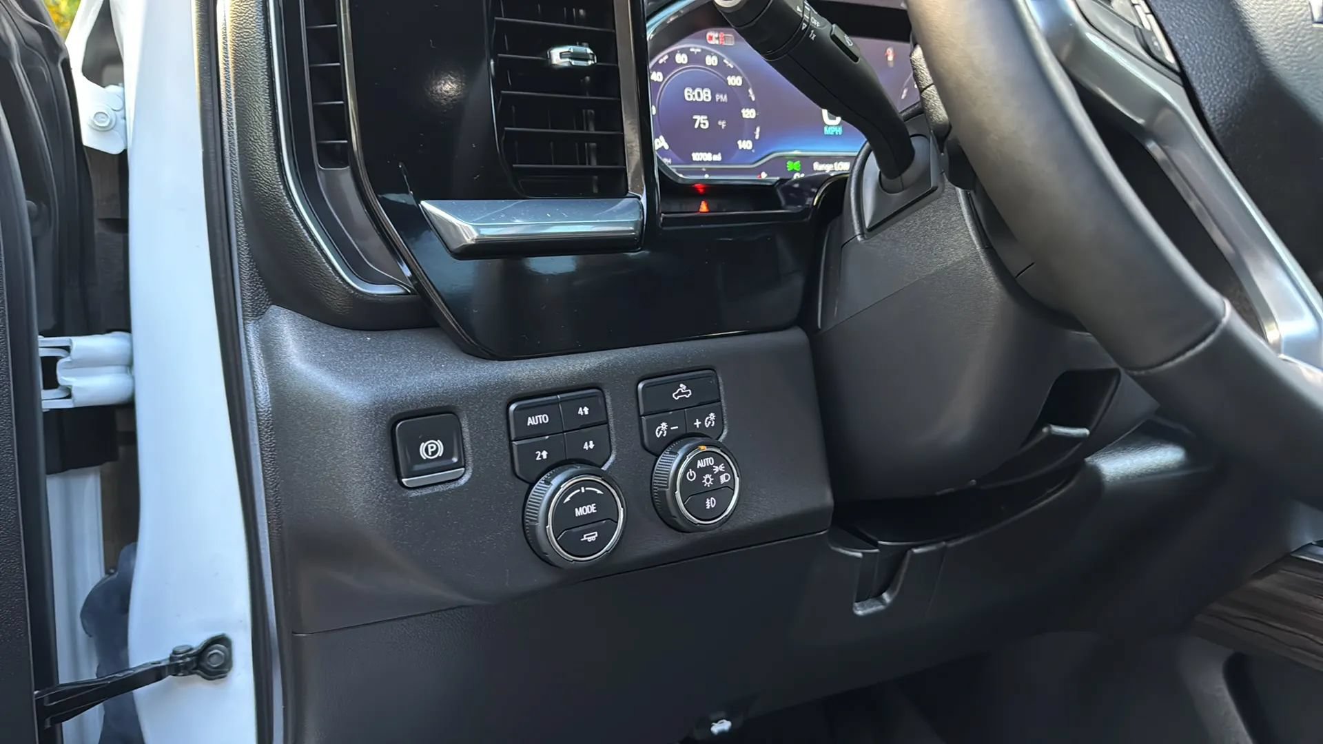 Used 2025 Chevrolet Silverado 1500 LT Trail Boss w/ Dark Appearance Package AWD/4WD image 44