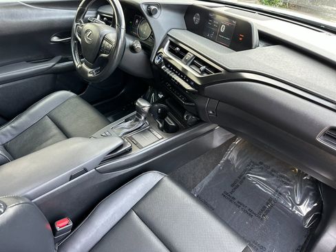 Used 2019 Lexus UX 250h w/ Premium Package image 18