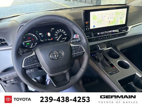 Used 2025 Toyota Sienna XLE image 19