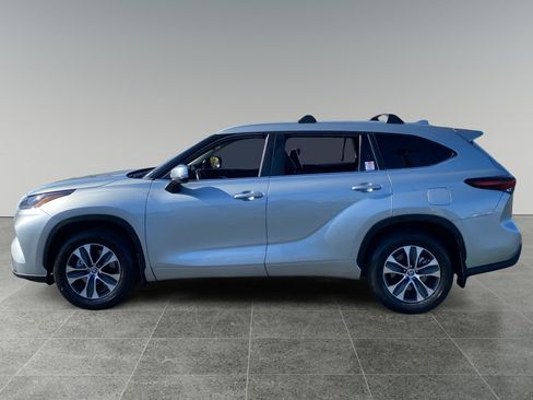 Used 2024 Toyota Highlander XLE FWD image 2