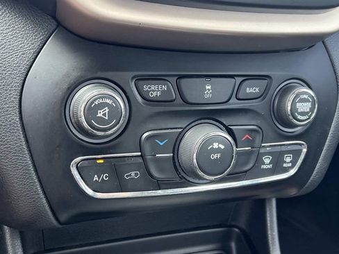 Used 2017 Jeep Cherokee Latitude w/ Safety/Convenience Group AWD/4WD image 22