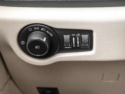 Used 2023 Chrysler Pacifica Limited FWD image 18
