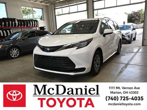 Used 2023 Toyota Sienna LE AWD/4WD image 1
