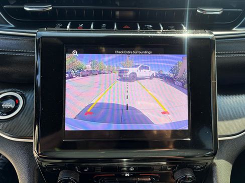 Used 2024 Jeep Grand Cherokee L Laredo image 14