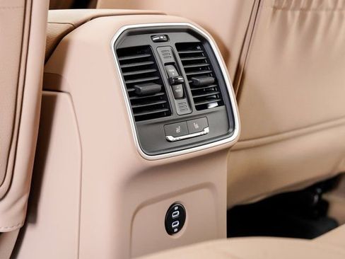 Certified 2025 Porsche Macan AWD/4WD image 25