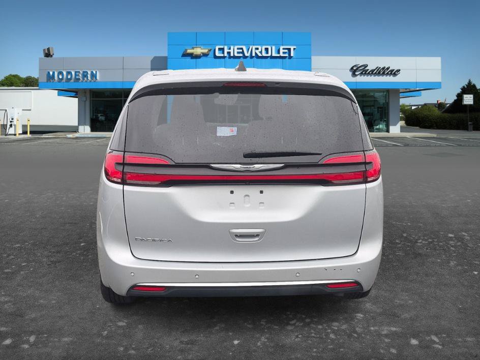 Used 2024 Chrysler Pacifica Touring-L FWD image 4