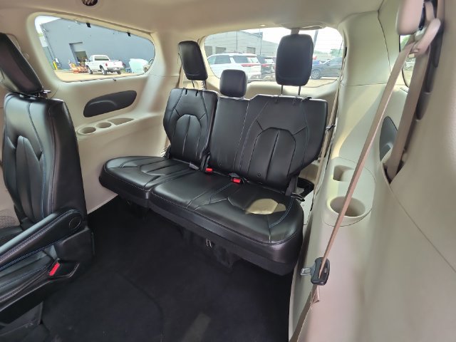 Used 2021 Chrysler Pacifica Touring-L FWD image 23
