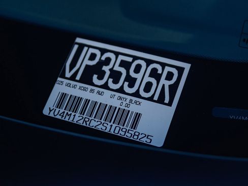 Used 2025 Volvo XC60 B5 Plus image 31