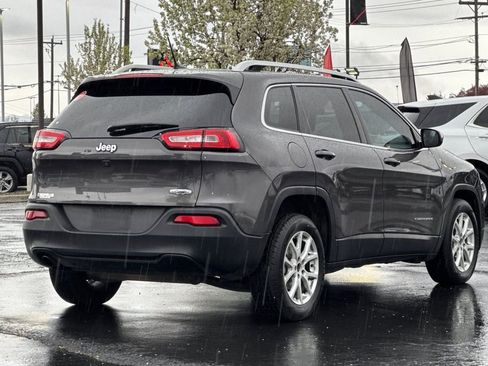 Used 2017 Jeep Cherokee Latitude FWD image 4
