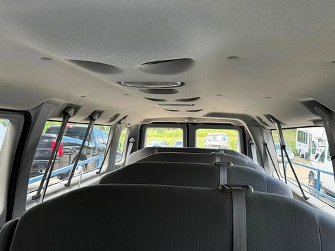 Used 2010 Ford E-350 and Econoline 350 XLT RWD image 25