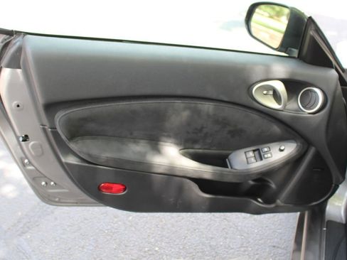 Used 2009 Nissan 370Z Touring RWD image 11