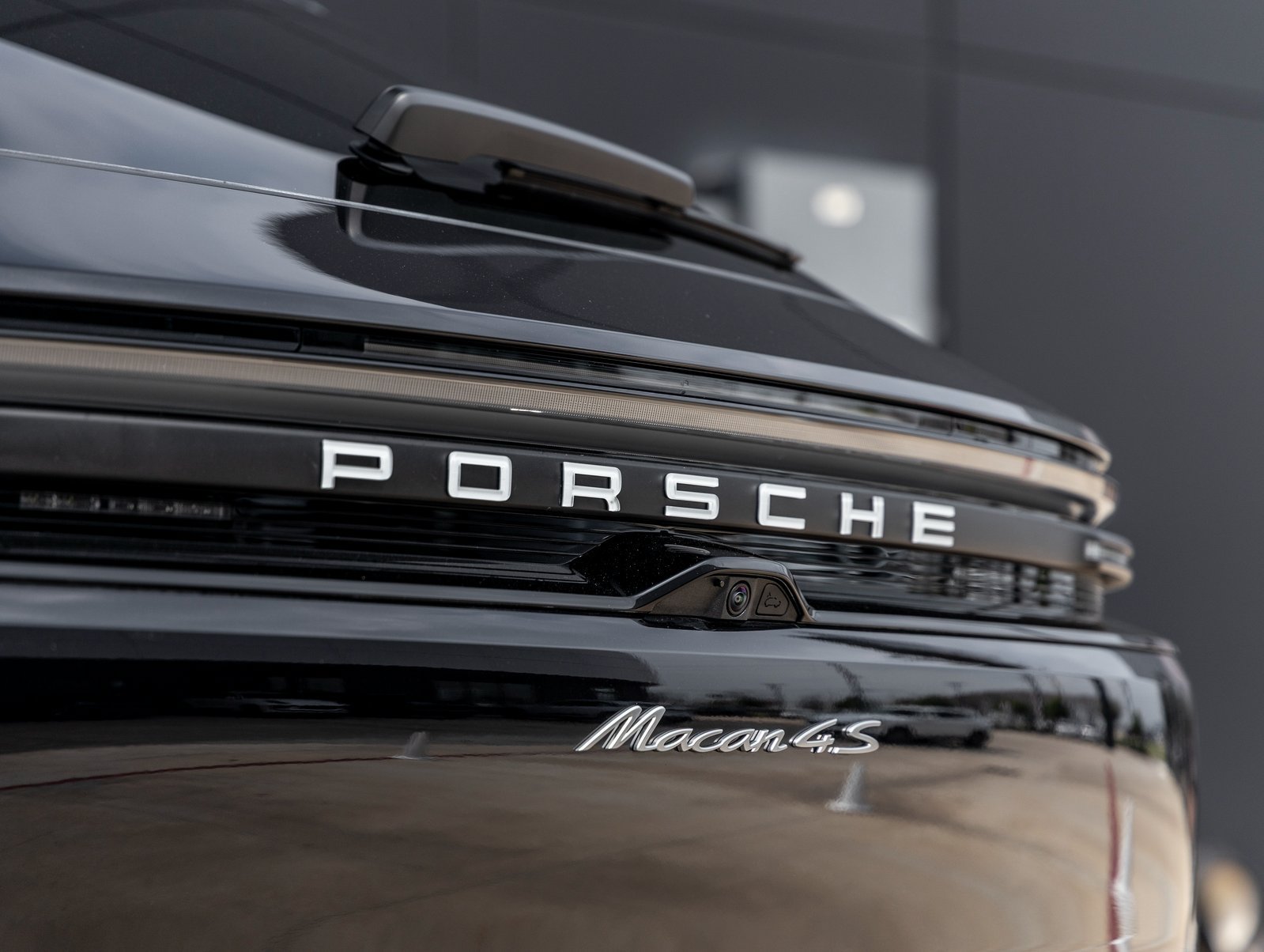 Certified 2025 Porsche Macan 4S Electric AWD/4WD image 15