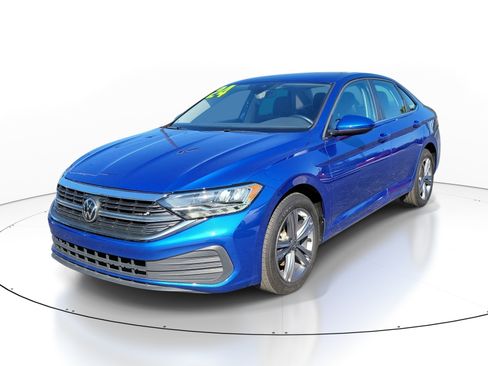 Used 2024 Volkswagen Jetta SE FWD image 3