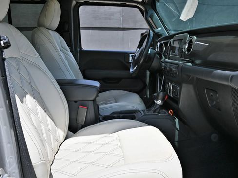 Used 2019 Jeep Wrangler Unlimited Sahara AWD/4WD image 19