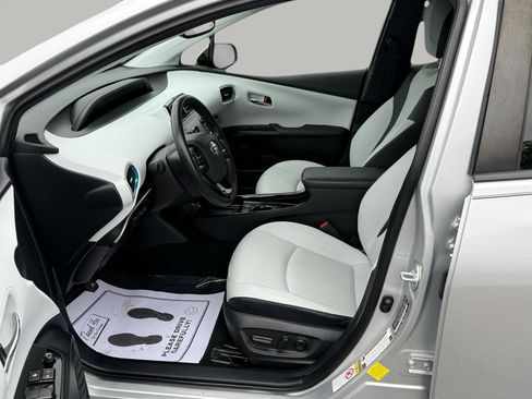 Used 2021 Toyota Prius XLE image 12