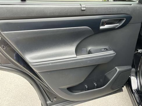Used 2023 Toyota Highlander XLE AWD/4WD image 17