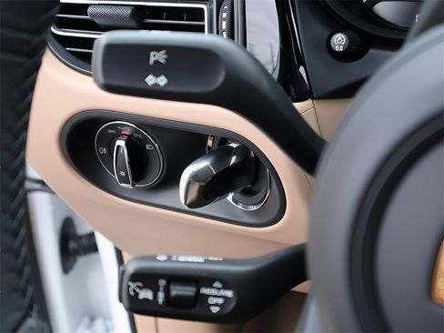 New 2026 Porsche Macan image 33