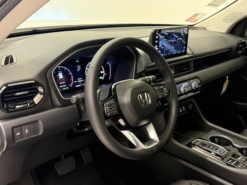 New 2025 Honda Pilot Touring image 18