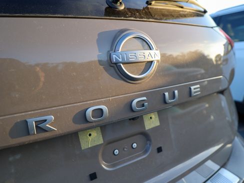 Used 2025 Nissan Rogue SV FWD image 11