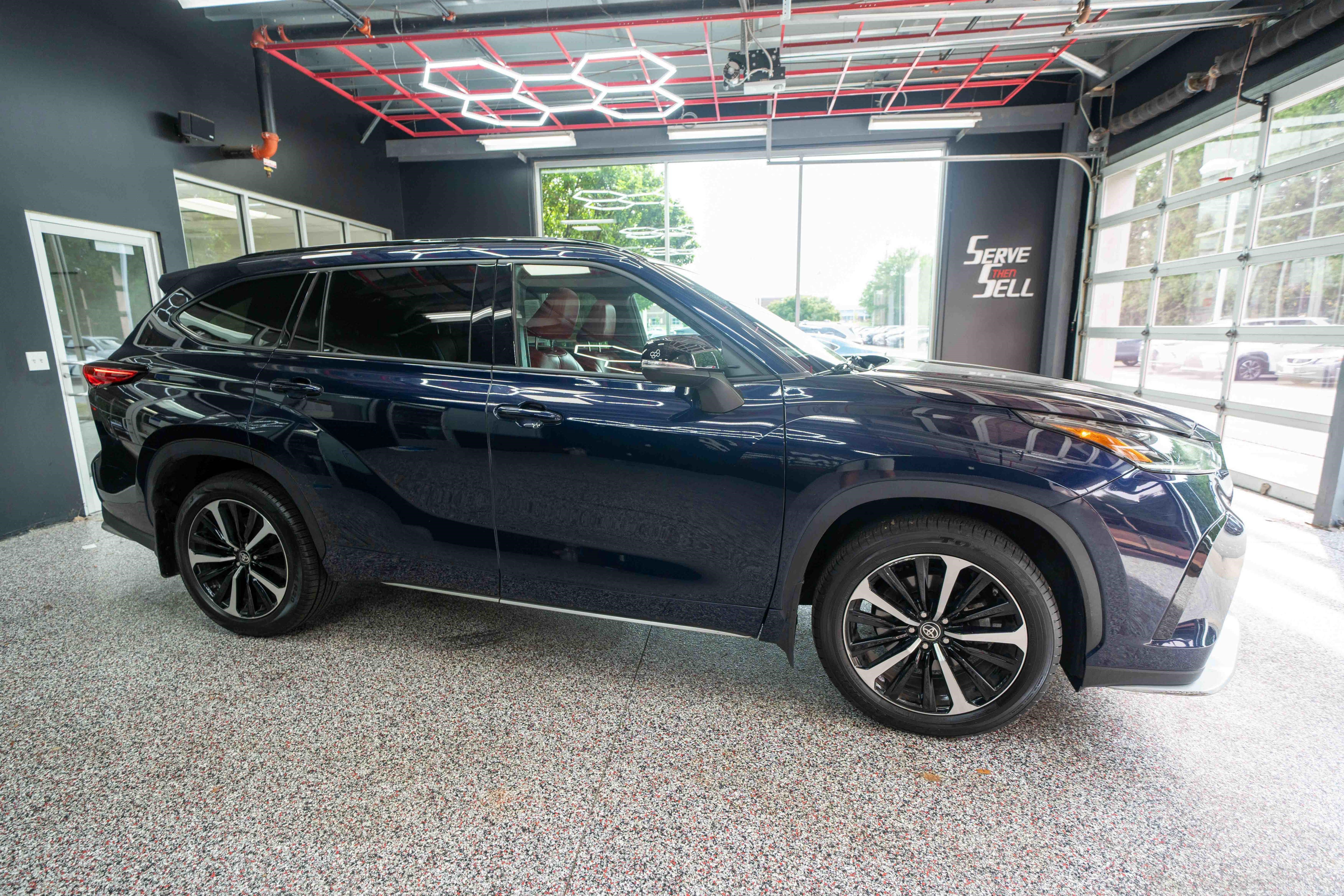 Used 2022 Toyota Highlander XSE AWD/4WD image 5